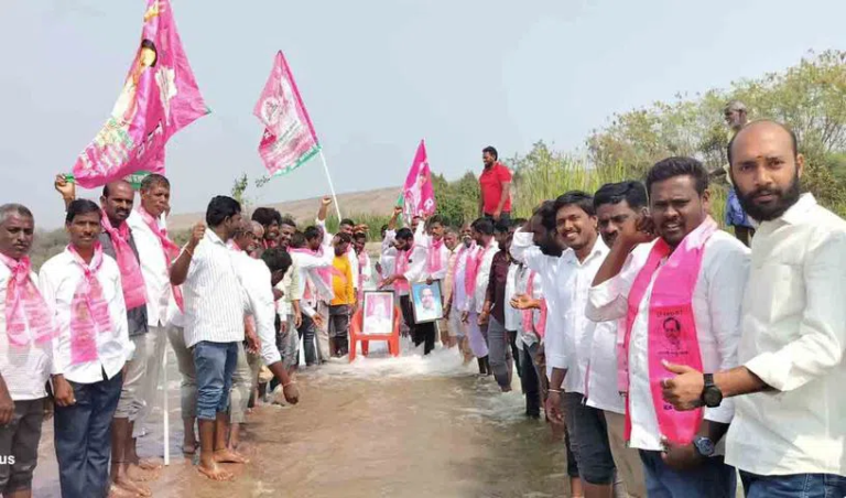 KCR Birthday | కాళేశ్వరం నీళ్లతో కష్టాలు తీర్చిన భగీరథుడు.. గోదావరి జలాల మధ్య కేసీఆర్ జన్మదిన వేడుకలు